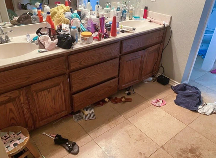 Bathroom before cleaning